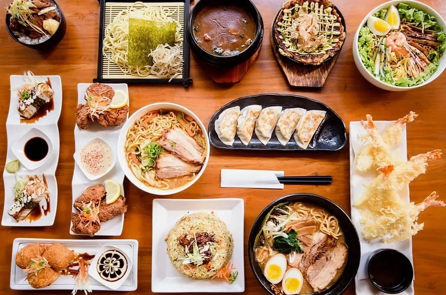 麺料理や揚げ物、小皿が所狭しと並ぶテーブル
