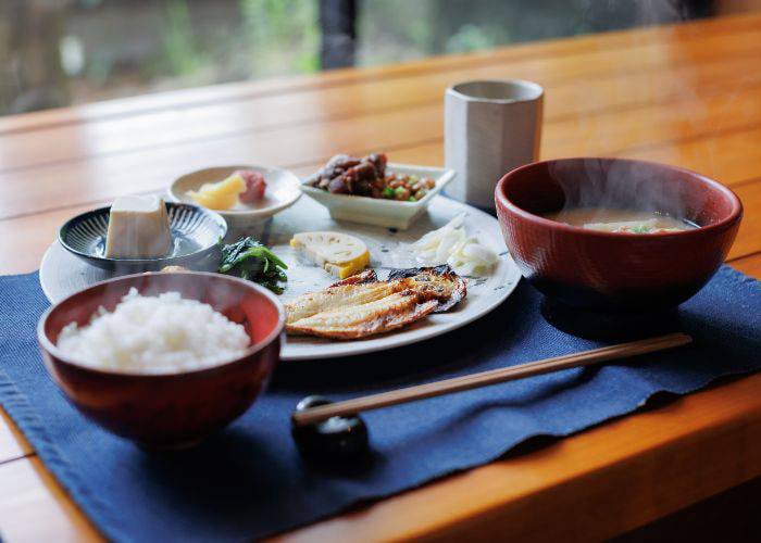 焼き魚とご飯、味噌汁を並べた朝の食卓