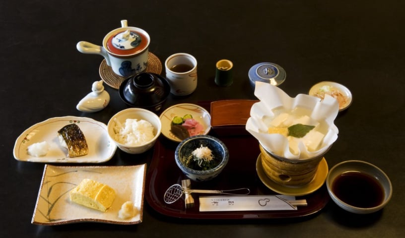 卵焼きや焼き魚、小鉢が並ぶ旅館風の朝食膳