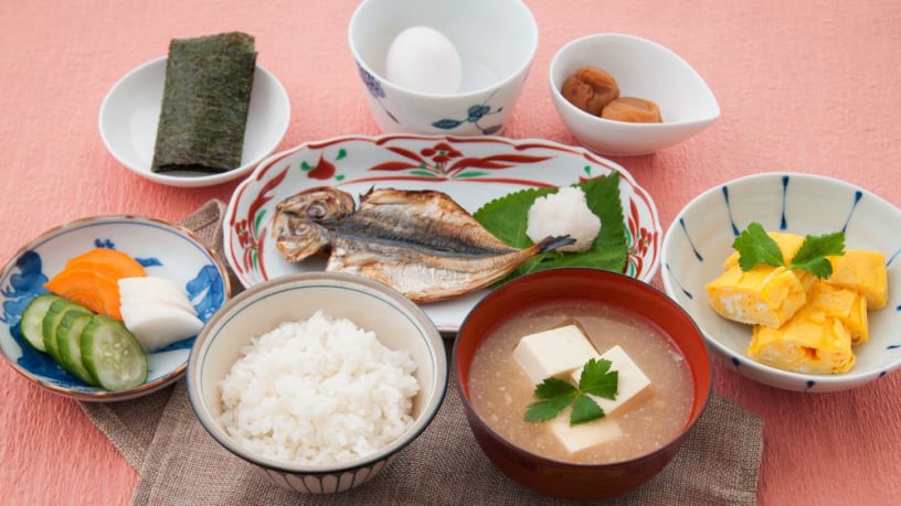 ご飯と味噌汁、焼き魚、卵焼き、焼き海苔の和朝食
